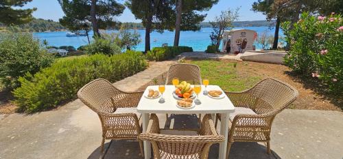 Beach front with Swimming pool, Illyria Resort Apt 101