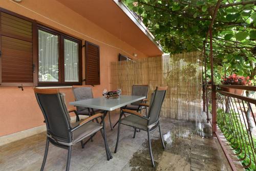 Relaxing apartment with outdoor space in Faana