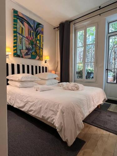 Tempat tidur dalam kamar di Villa Eiffel