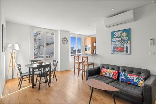 REF 2049 - 3 room apartment Top floor Sea view for rent