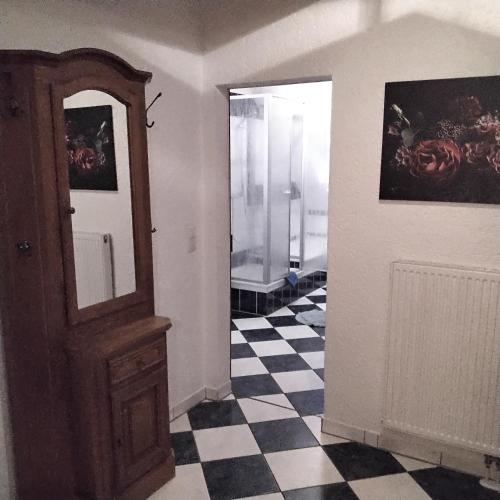 a room with a door and a checkered floor at Darpvenner Diele in Ostercappeln
