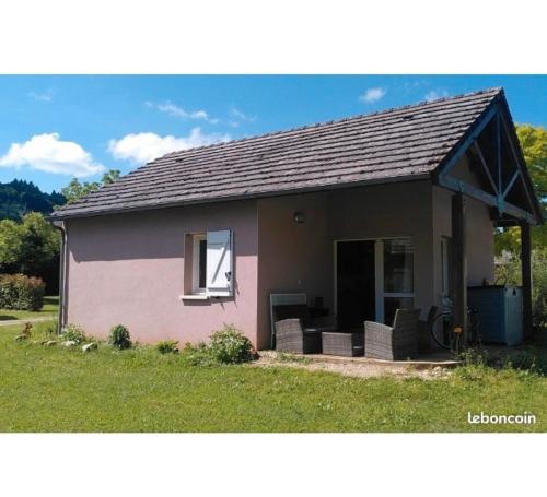 Maisonnette dans son écrin de verdure