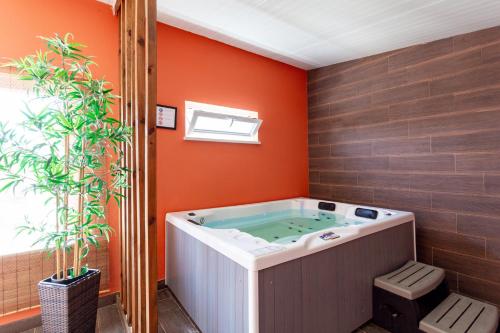 a jacuzzi tub in a room with orange walls at Quinta Sao Martinho in Reguengo Grande
