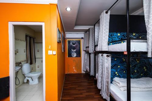 um quarto com duas camas de beliche e um banheiro em Wander Thirst em Catmandu