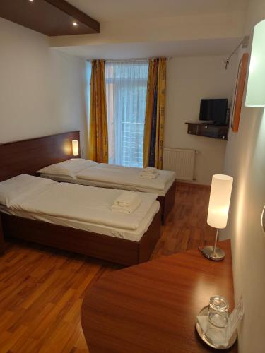 Llit o llits en una habitació de Hotel Arli