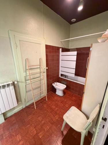 a bathroom with a toilet and a sink at La casa del camino in Montréal
