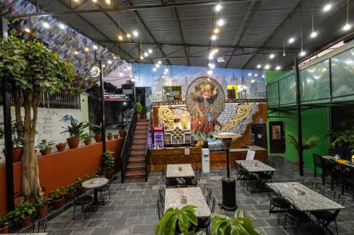 um restaurante com mesas e um mural na parede em Wander Thirst em Catmandu