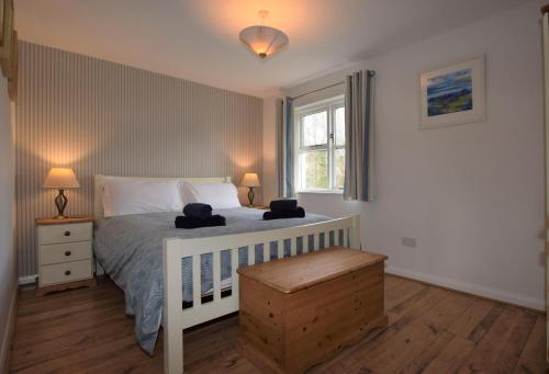 a bedroom with a white bed and a window at 3 Bed in Braunton oc-salar in Georgeham