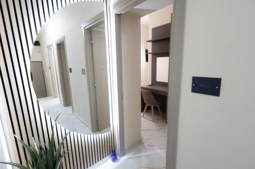 ein Spiegel in einem Flur mit einem Zimmer in der Unterkunft GioielliPlace in Capodrise