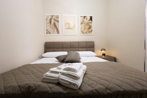 ein Schlafzimmer mit einem Bett, auf dem Handtücher liegen in der Unterkunft GioielliPlace in Capodrise