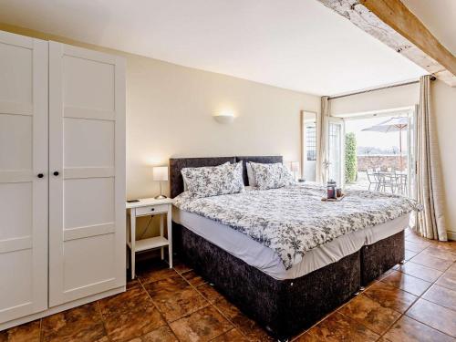 a bedroom with a bed and a window at 3 Bed in Taunton oc-blaba in Oake