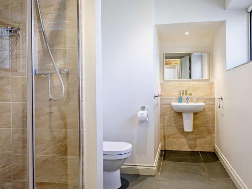 a bathroom with a toilet and a sink at 3 Bed in Taunton oc-blaba in Oake