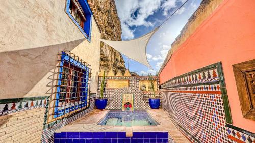 a courtyard with a pool in a building at XUQ Hotels Alaxara in Cubas