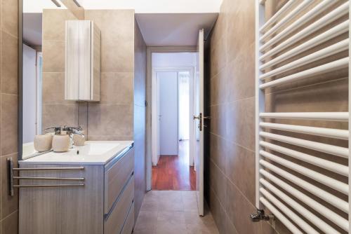 Modern 2-bed Apt Workspace - AC - Largo Dominioni - Casa Matildi