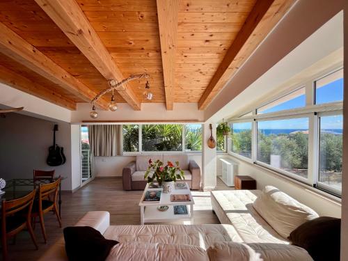 a living room with a couch and a table at The Blue Window - Apartment - 300m from sea in Augusta