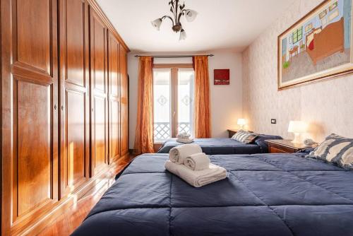 a bedroom with two beds with towels on them at La tua casa meravigliosa con giardino in Fontanafredda