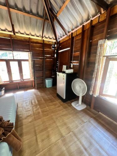 a room with a bathroom with a fan in it at Kwangpeeb Homestay in Ko Phayam