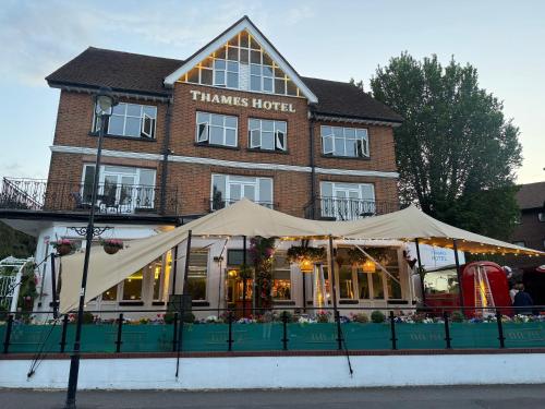 ahmies hotel with umbrellas in front of a building at Uno Thames Hotel -Reopened Brand New Again -FREE PARKING in Maidenhead