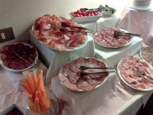 ホテルの敷地内または近くでの食事または食べ物