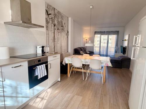 Charming & renovated apt stone throw to the sea