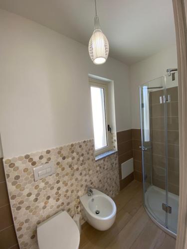 a bathroom with a toilet and a sink and a shower at Apartmán Sole Vita u moře in Isca Marina