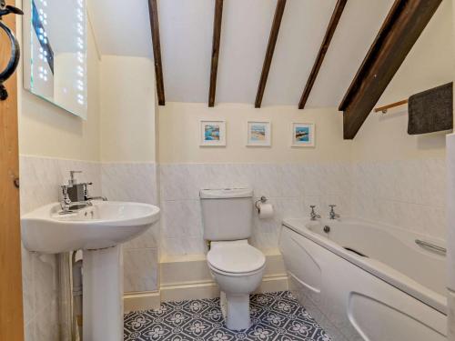 a bathroom with a toilet and a sink and a tub at 2 Bed in Dorchester oc-92416 in Frome Vauchurch