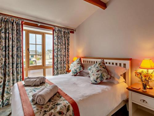 a bedroom with a bed with a window at 2 Bed in Ripon oc-94559 in Masham