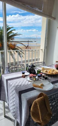 Le Royal 180-degree view of the sea !