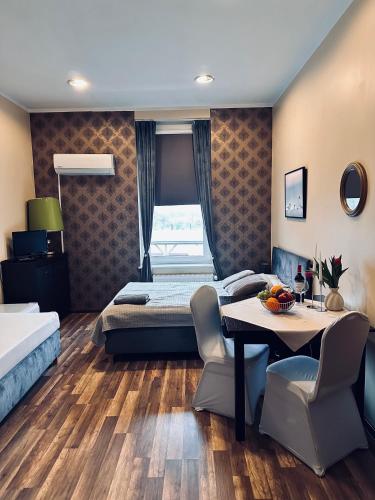 a bedroom with a bed and a table and chairs at Pensjonat Nowy Młyn in Kostrzyn nad Odrą