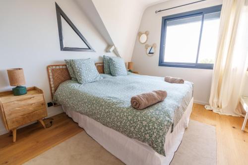 a bedroom with a bed and a window at Superbe Maison 4ch proche de la mer avec piscine in Bénerville-sur-Mer