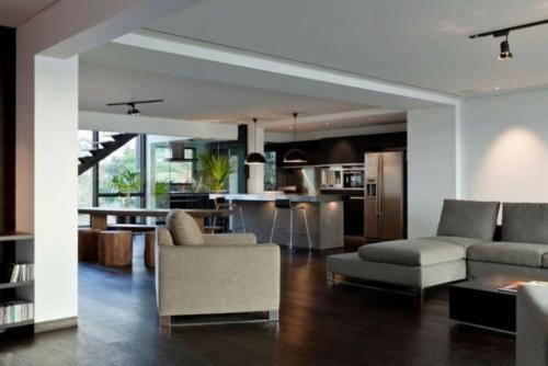 Duplex Desing Lyonnais في Saint-Didier-au-Mont-dʼOr: غرفة معيشة مع أريكة ومطبخ