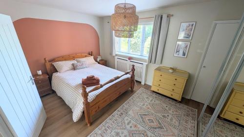 a bedroom with a bed and a window at 70's Inspired 1 Bed flat in Knebworth
