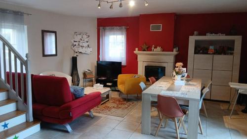 Le So Sweet, maison avec jardin clos, terrasse aménagé, jeux et jouets, baby foot, flipper, table de ping pong, à 1km de la plage d' Omaha beach et près Port en Bessin