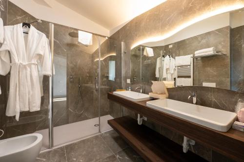 a bathroom with two sinks and a shower at Hotel Carlton in Treviso