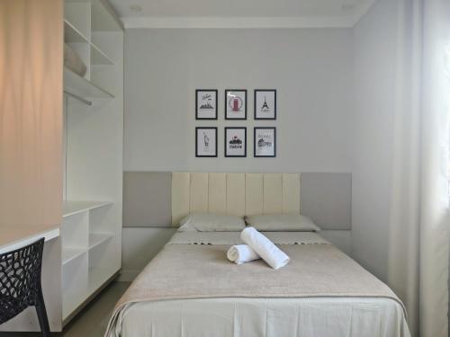 a bedroom with a bed with two pillows on it at Studio 02# Aconchego e tranquilidade em Floripa Muito Top e tranquilo in Florianópolis