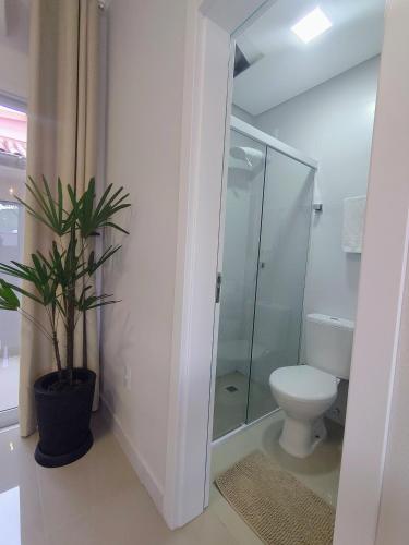 a bathroom with a toilet and a potted plant at Studio 02# Aconchego e tranquilidade em Floripa Muito Top e tranquilo in Florianópolis
