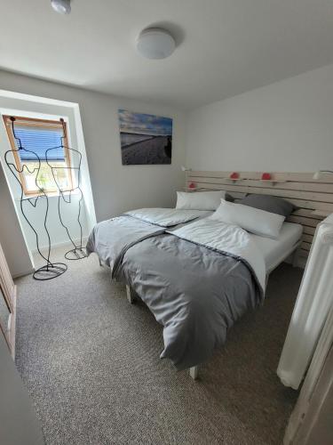 a bedroom with two beds and a window at ZwischenWasser in Jübek