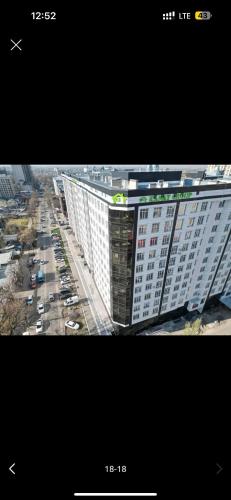 una vista dall'alto di un grande edificio bianco di Elit house a Bishkek
