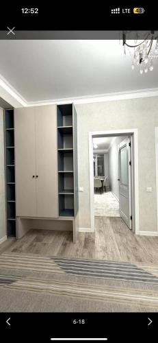 una stanza vuota con una stanza con una porta aperta di Elit house a Bishkek