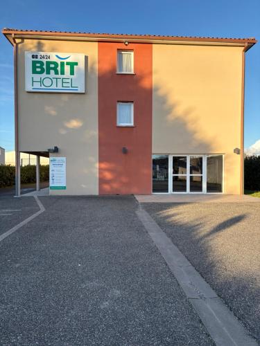 a building with a sign for a hotel at Brit Hotel Confort Villeneuve Sur Lot in Bias