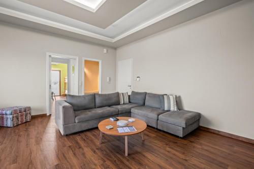 Stefanos 3BDR apt by Hospi Living