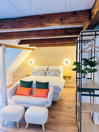 a bedroom with a bed with orange and green pillows at Chalet Lilienstein, Dachgeschoß-Studio neu 2026 in Königstein an der Elbe