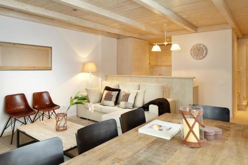 sala de estar con mesa y sofá en Val de Ruda Luxe 28 by FeelFree Rentals, en Baqueira Beret