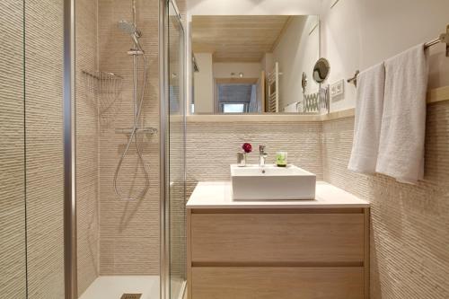 Ένα μπάνιο στο Val de Ruda Luxe 28 by FeelFree Rentals