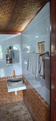 a bathroom with a sink and a mirror at Bungalow Bangket in Selaparang