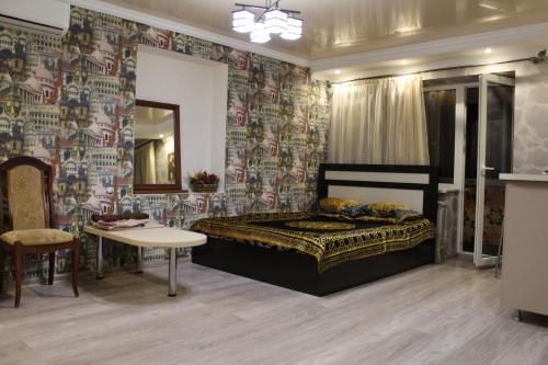 ナリチクにあるLux Apartment on Leninaのベッドルーム(ベッド1台、テーブル、鏡付)