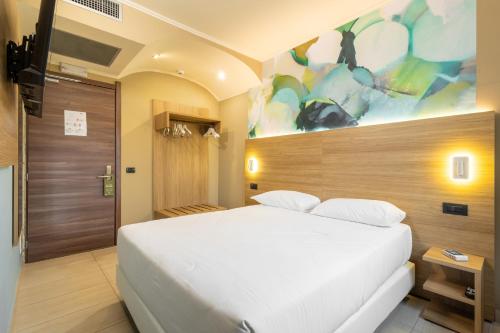 a bedroom with a large white bed in a room at Wyndham Garden Conegliano in Conegliano