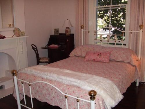 Tempat tidur dalam kamar di Woodlands of Bridgetown B&B