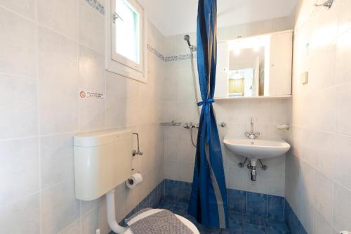 ein Badezimmer mit Toilette und Waschbecken in der Unterkunft Spitha Sifnos in Artemonas