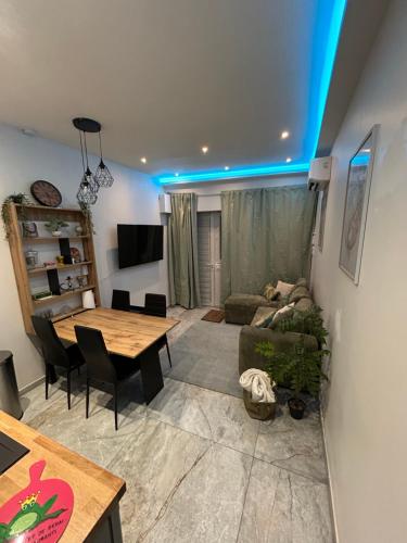 a living room with a table and a couch at L&A Appartement in Montargis